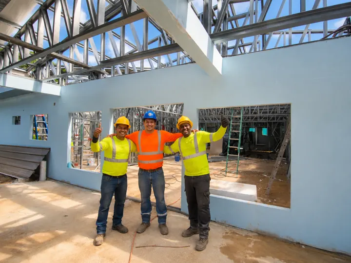 Equipo de montaje Steel Framing frente a muros y cerchas de una edificación