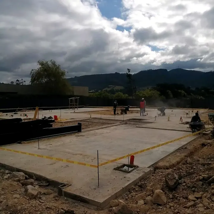 Placa de cimentación nivelada con vigas de acero listas para montar la estructura
