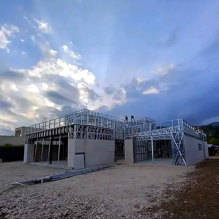 Montaje de la estructura Steel Framing de una vivienda contemporánea